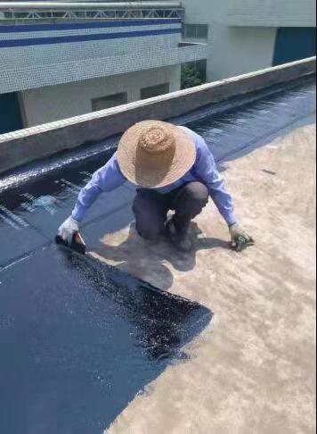 米博体育8383青岛市民花142万买新房楼顶积水能养鱼开发商：保温层难免积水无法重做屋面