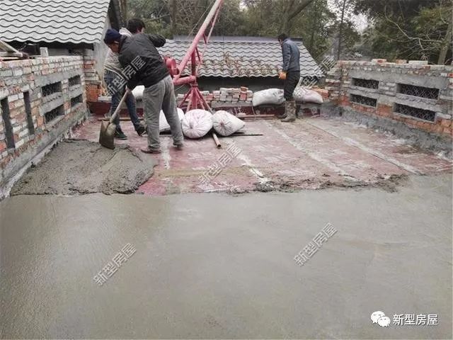 米博体育8383:农村盖房让一般包工头抓狂的屋顶防水保温原来施工这么简单？(图6)